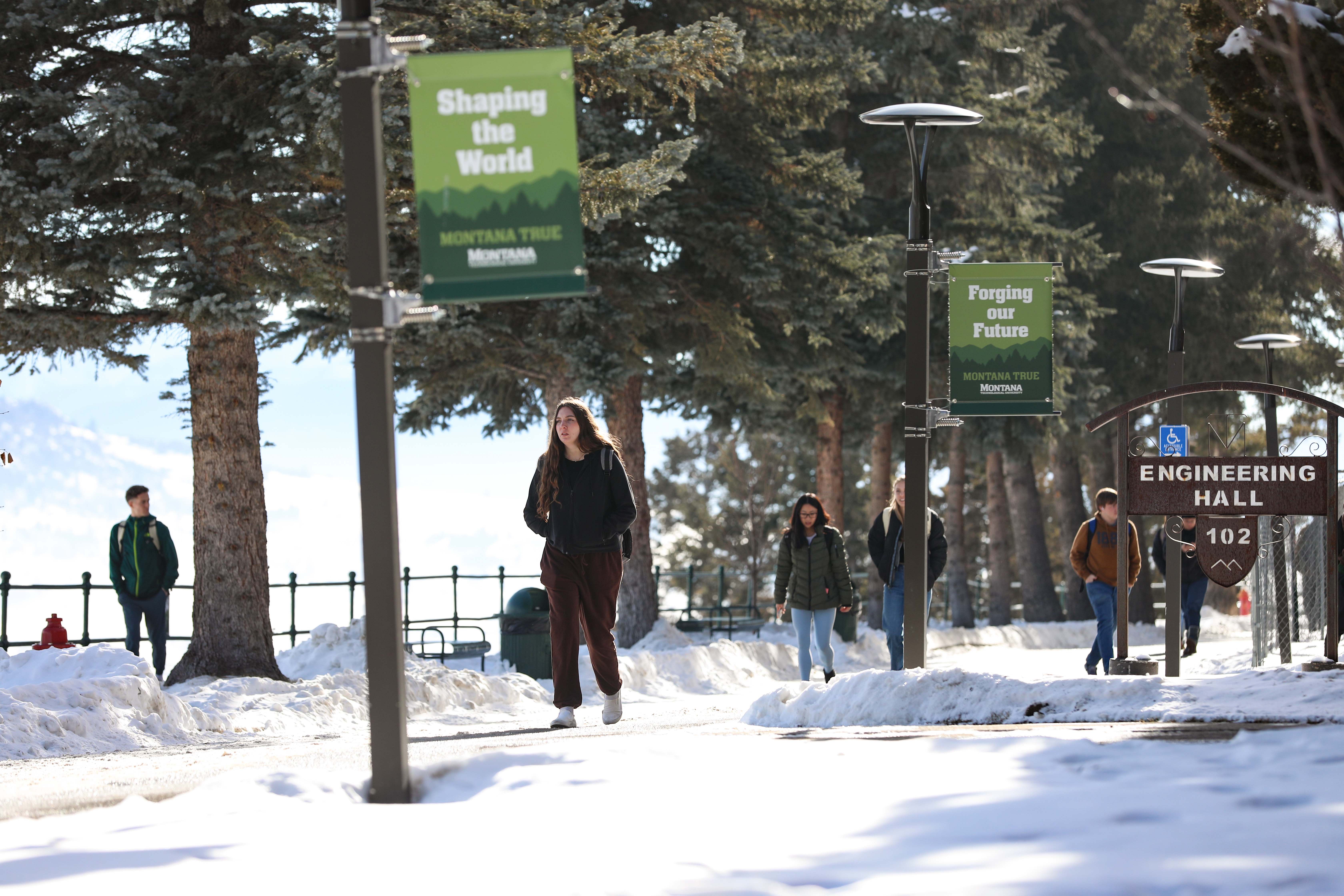 !Students walk on Montana Tech's snowy campus