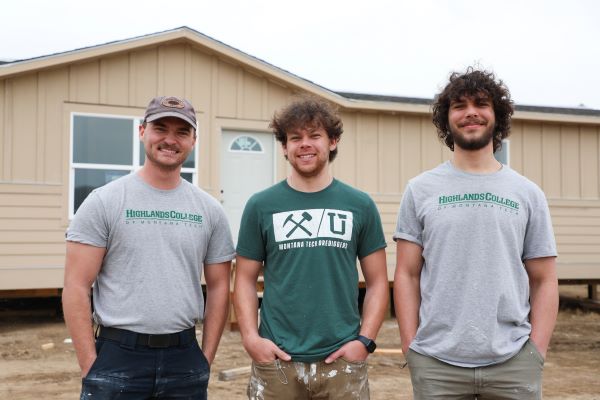 Three students pose in front of Highlands College