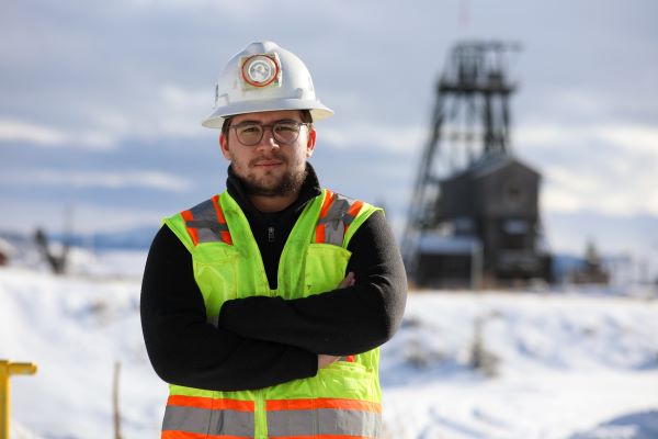 !Francisco Estatuet in safety gear on a snowy landscape