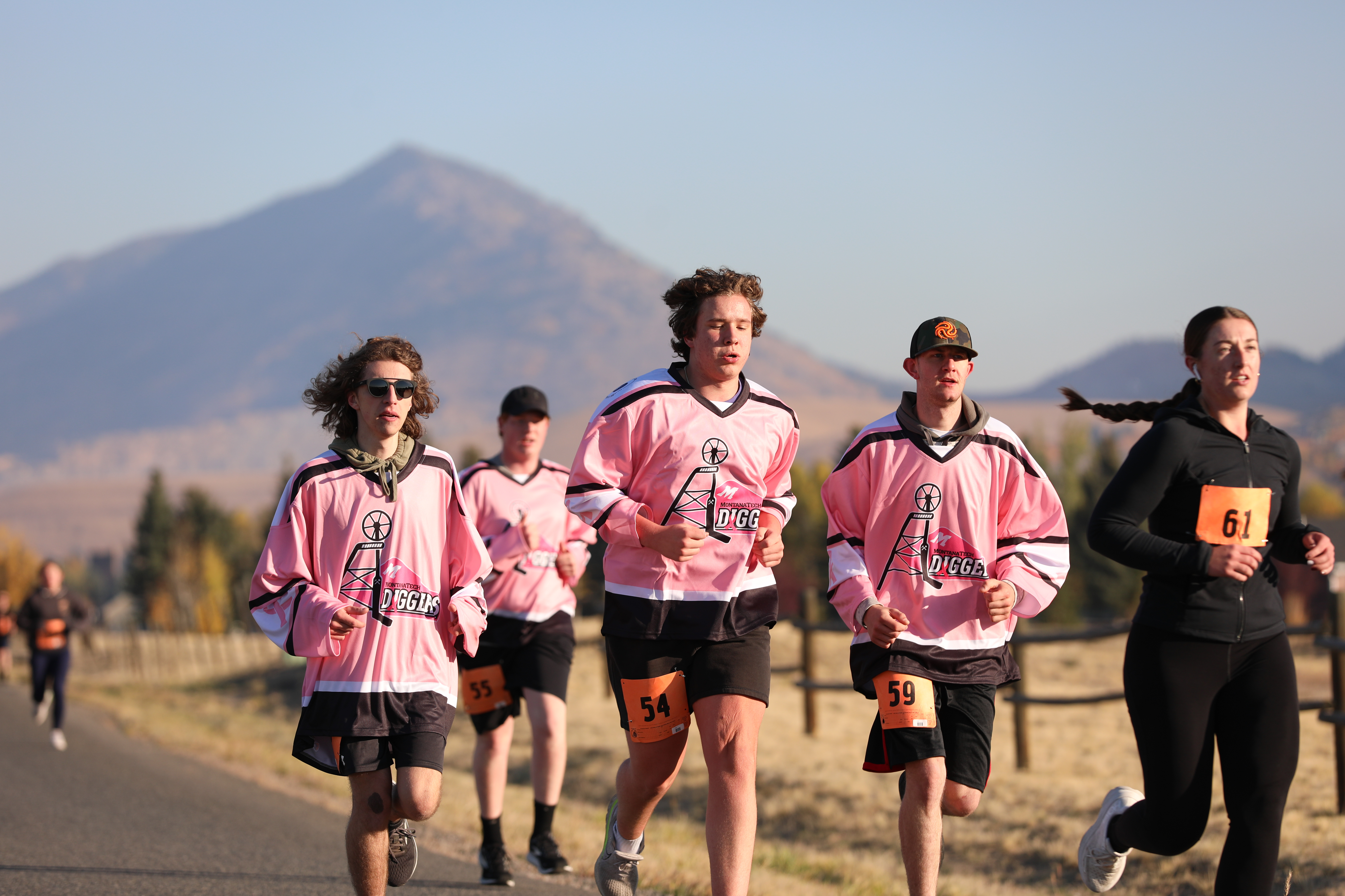 Runners in the Sweet race